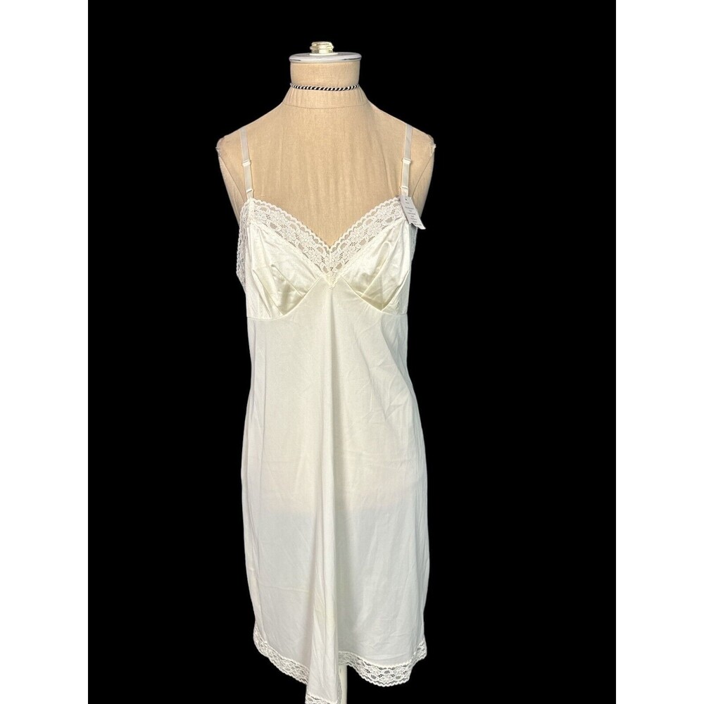 Vtg Vanity Fair Slip White Nylon Lace Trim Size 34 NWT